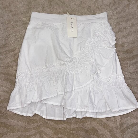 Sim & Sam Dresses & Skirts - NWT Sim & Sam white ruffle mini skirt size XS
